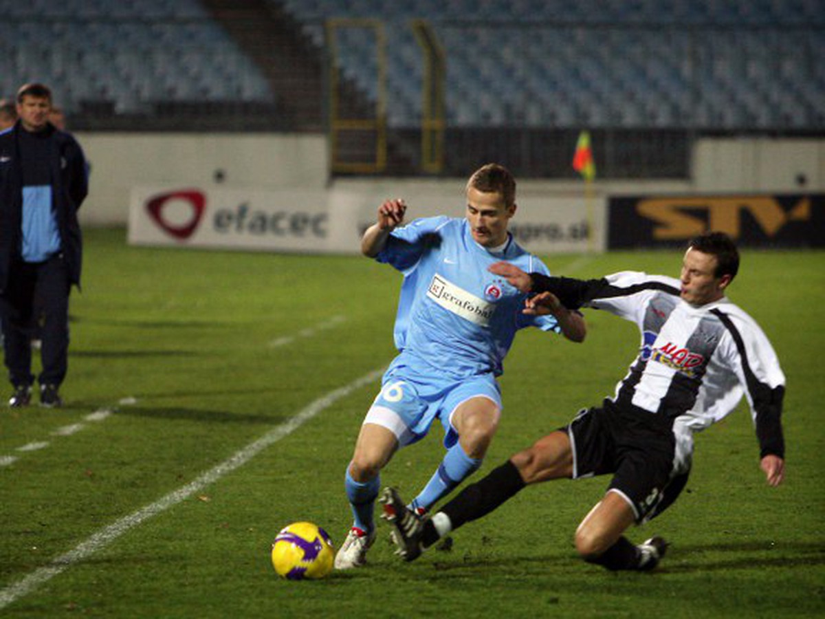 Erik Grendel a Lukáš Bruško v zápase o loptu