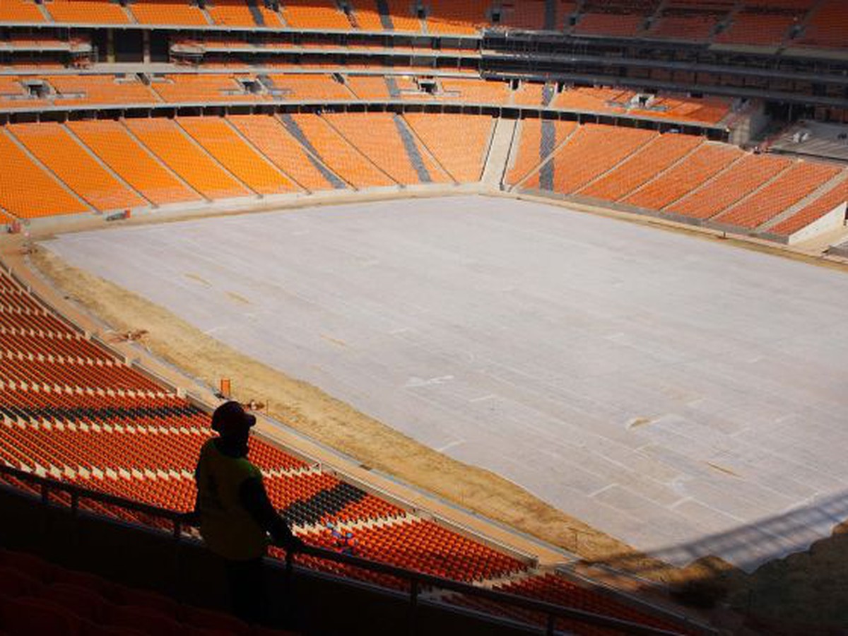 Na Soccer City Stadium už chýba len tráva