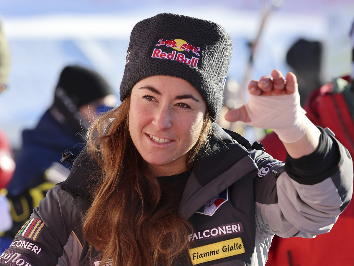 Talianka Sofia Goggiová máva fanúšikom po zjazde Svetového pohára alpských lyžiarok vo švajčiarskom stredisku St. Moritz v sobotu