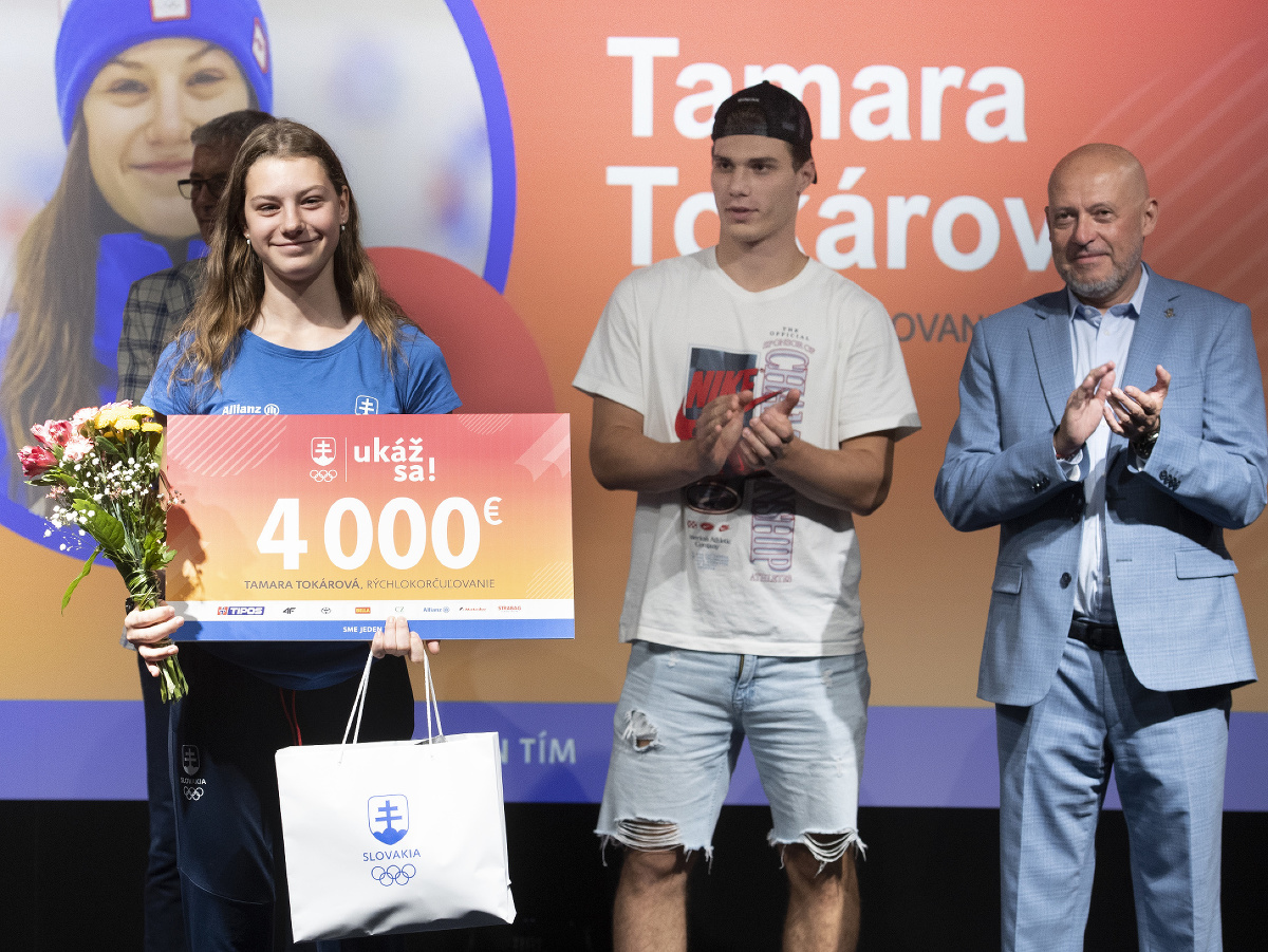 Na snímke zľava ocenená víťazka v kategórii jednotlivci Tamara Tokárová (šortrek) pózuje so šekom počas tlačovej konferencie Nadácie Slovenského olympijského a športového výboru (SOŠV) spojenej s odovzdaním šekov pre víťazov v grantovom projekte Ukáž sa!