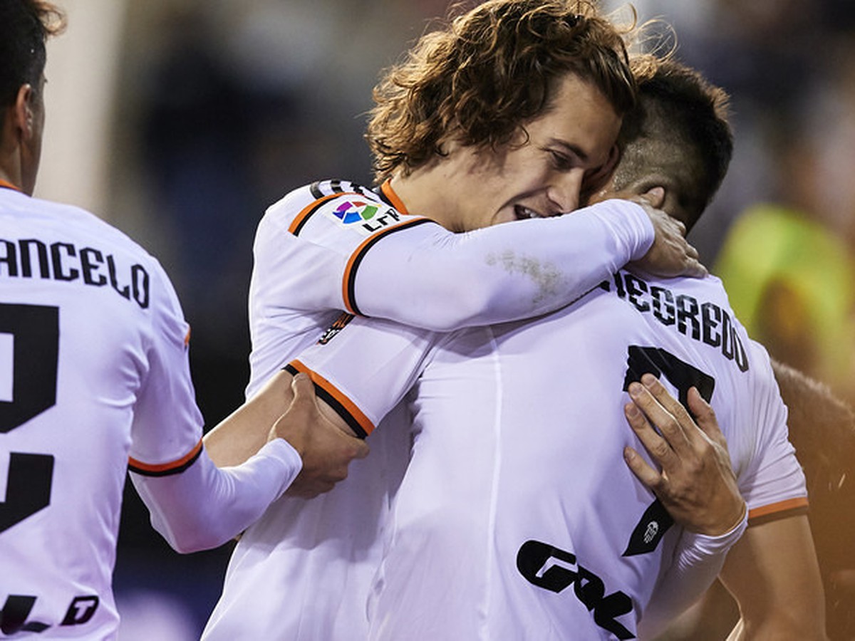 Álvaro Negredo so spoluhráćmi oslavuje víťazný gól 