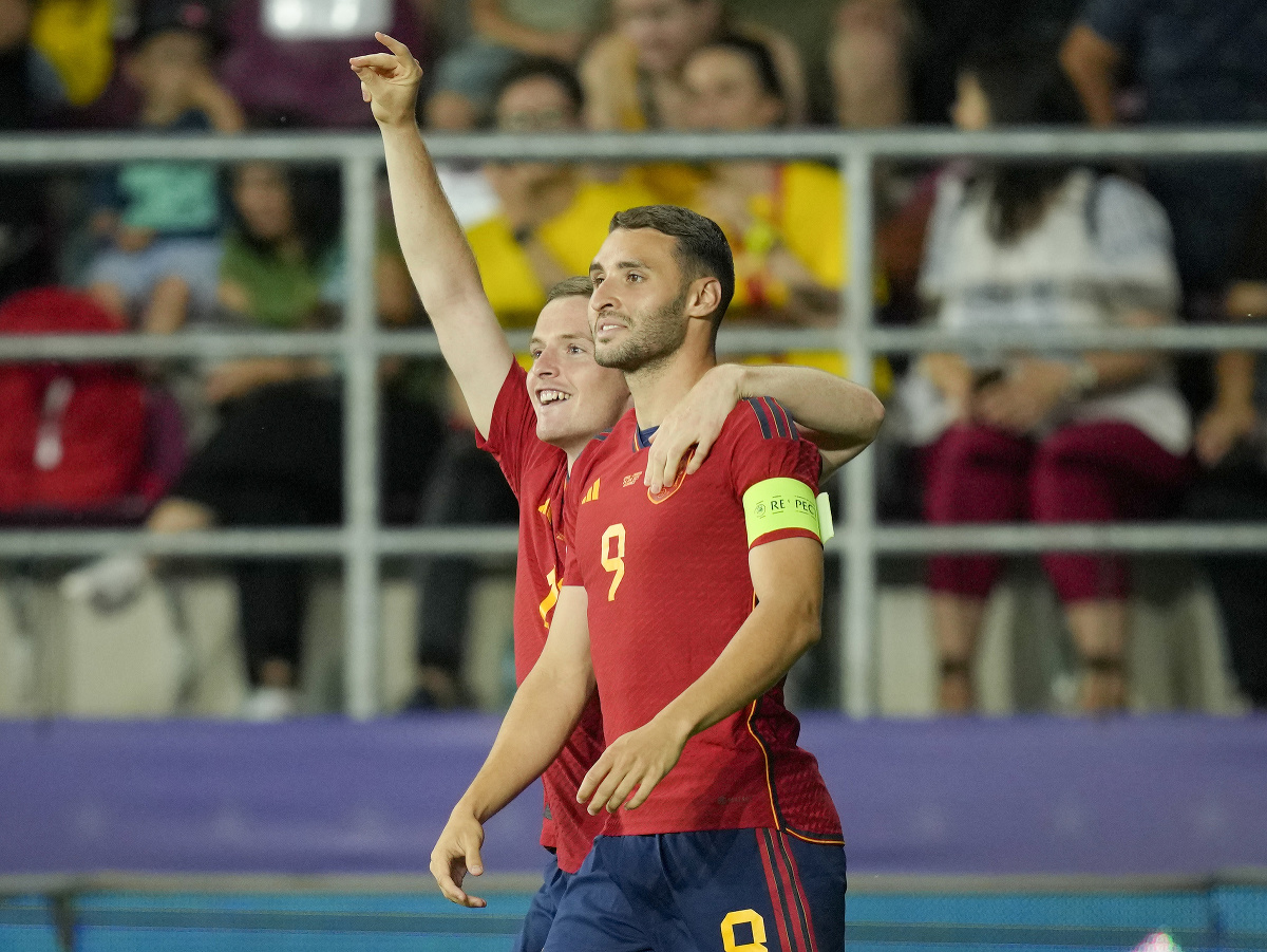Vpravo španielsky útočník Abel Ruiz oslavuje svoj úvodný a zároveň víťazný gól v súboji s Chorvátskom