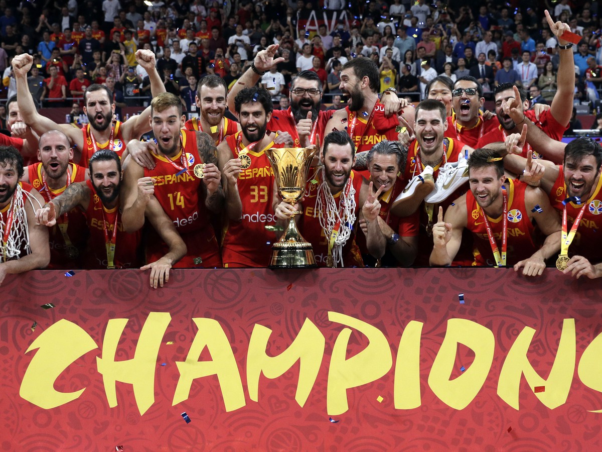 Španielski basketbalisti oslavujú titul majstrov sveta po víťazstve nad Argentínou vo finále