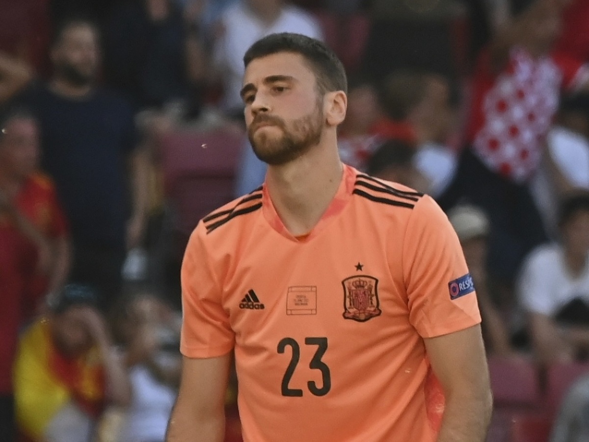Na snímke brankár Španielska Unai Simón po tom, ako si dal vlastný gól v 20. minúte v zápase osemfinále ME vo futbale Chorvátsko - Španielsko