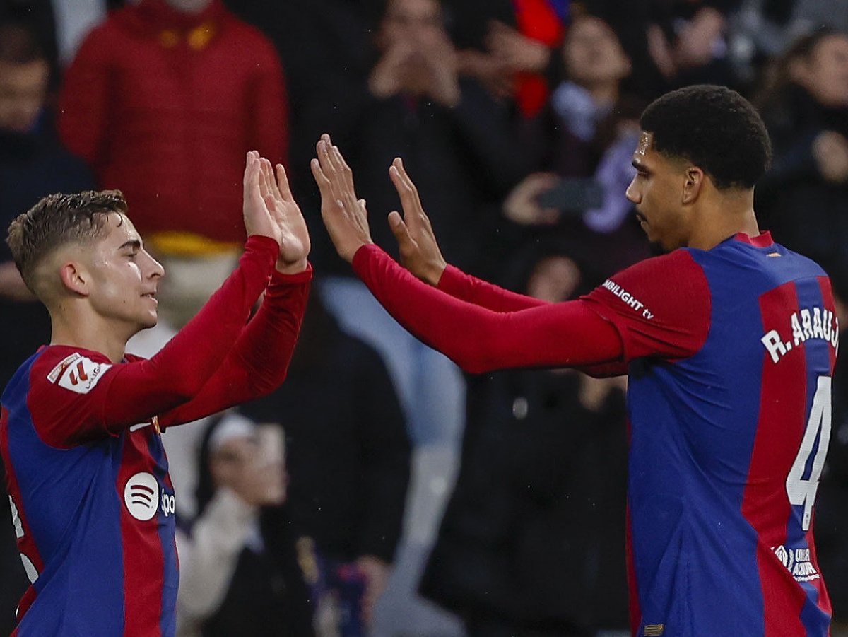 Fermin López a Ronald Araújo oslavujú gól Barcelony