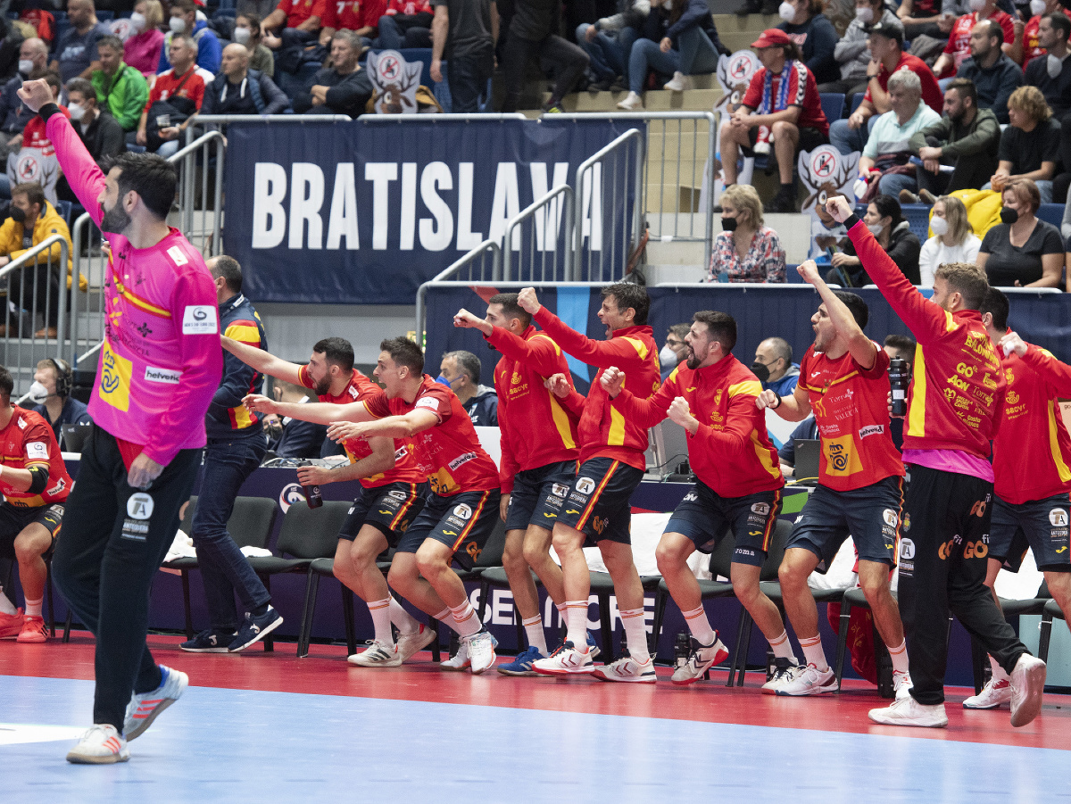 Na snímke radosť tímu Španielska v zápase základnej E-skupiny Španielsko - Švédsko na ME v hádzanej mužov v Bratislave