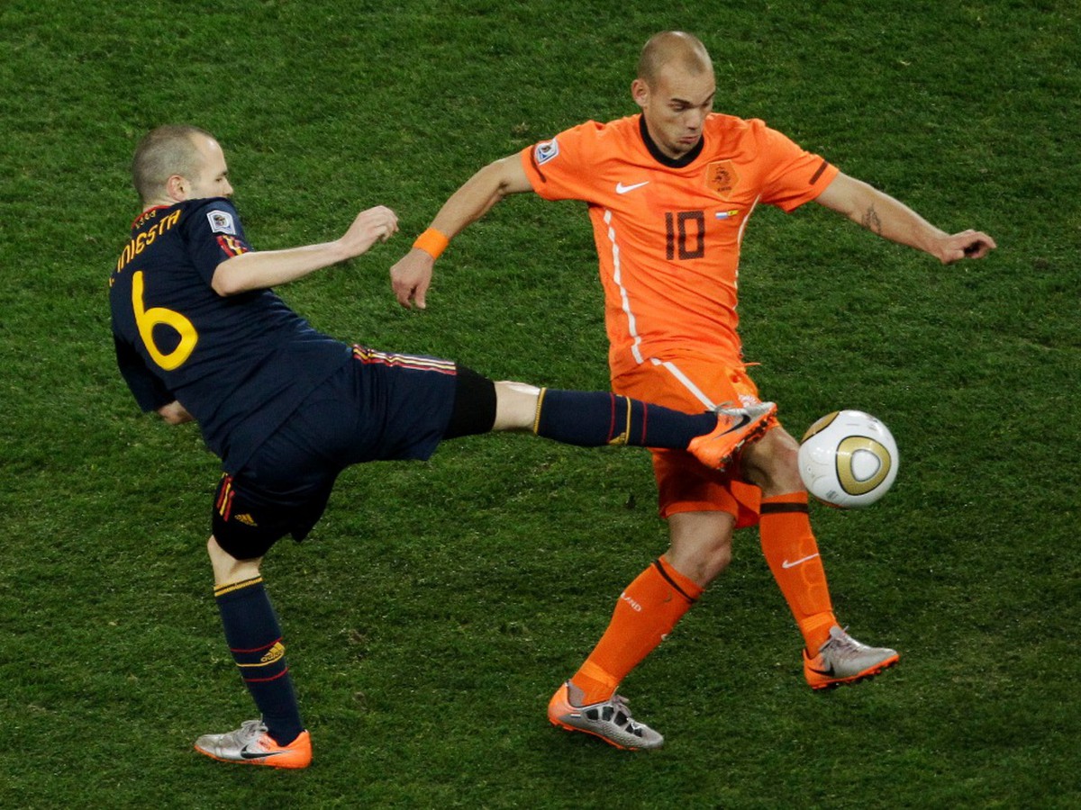 Andres Iniesta a Wesley Sneijder vo finále MS