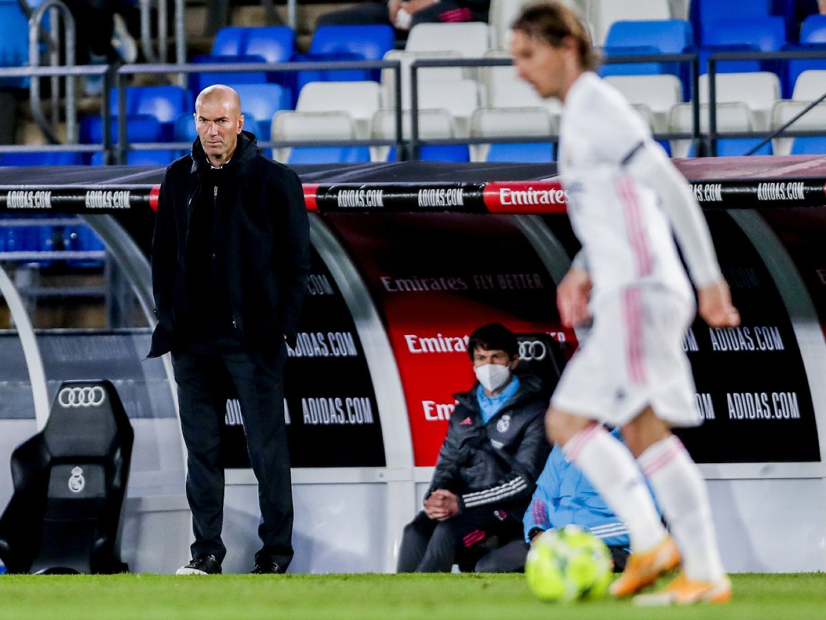 Zinedine Zidane sleduje Luku Modriča