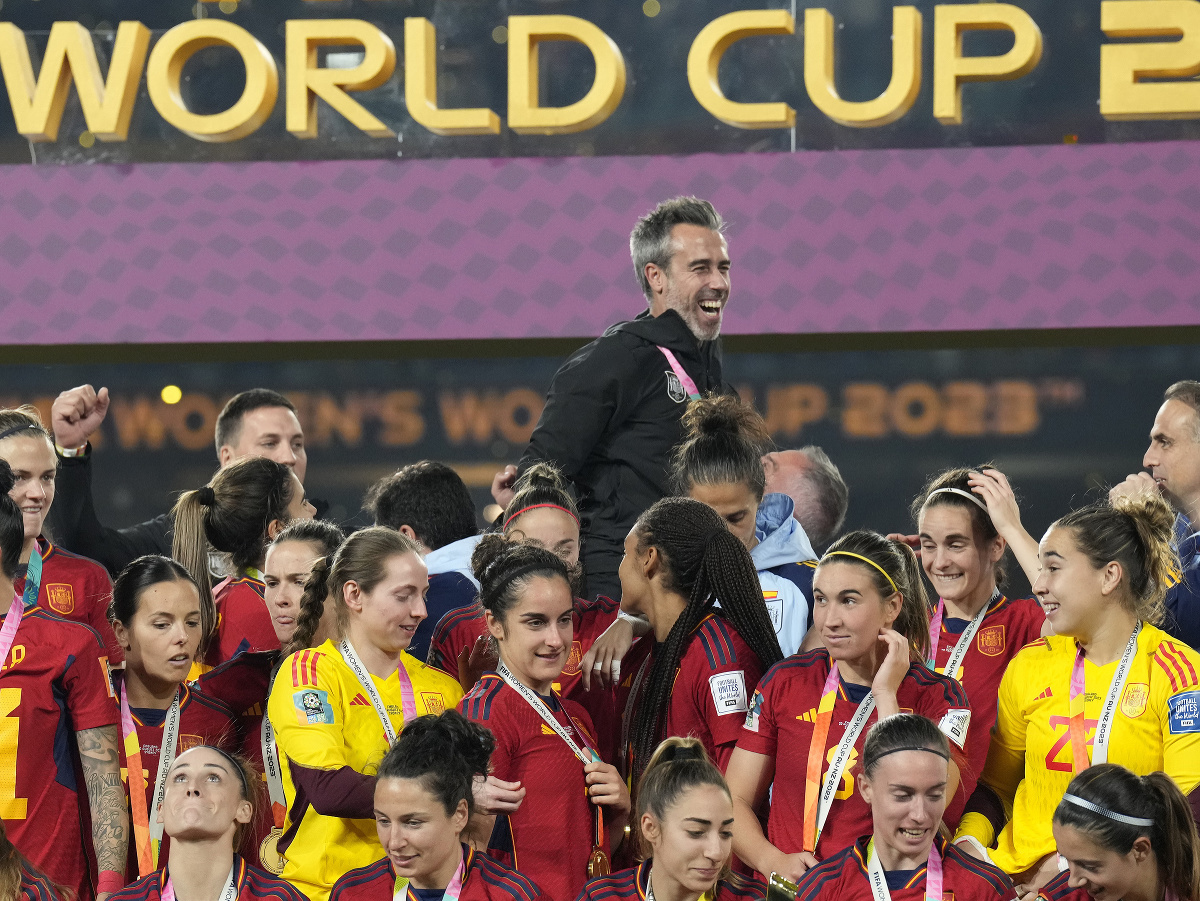 Na snímke Jorge Vilda oslavuje s hráčkami víťazstvo vo finále na MS vo futbale žien 