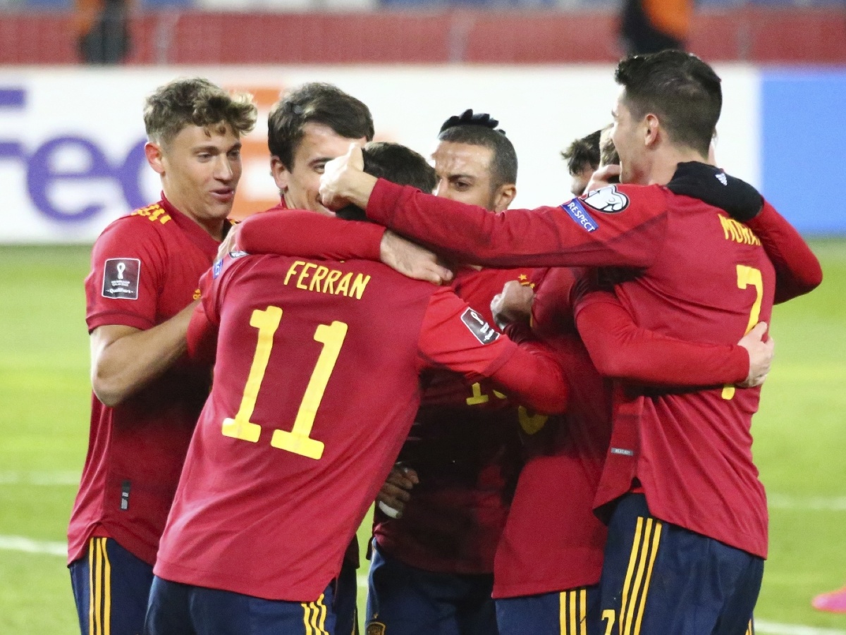 Futbalisti Španielska oslavujú gól