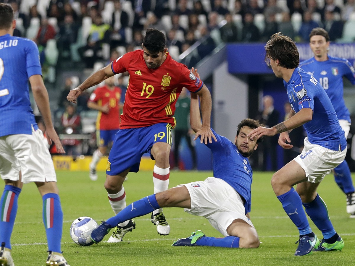 Diego Costa a Marco Parolo v súboji o loptu