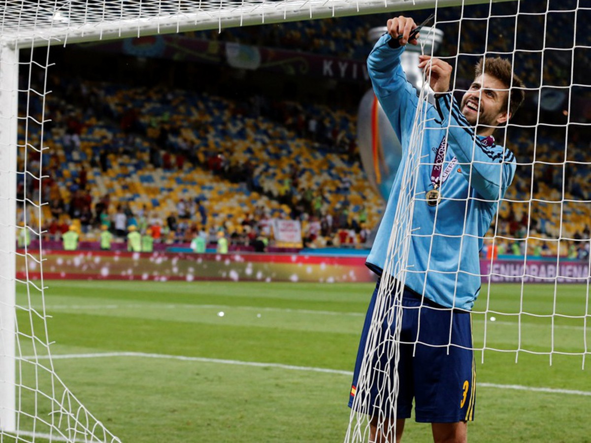 Gerard Pique strihá sieť na pamiatku