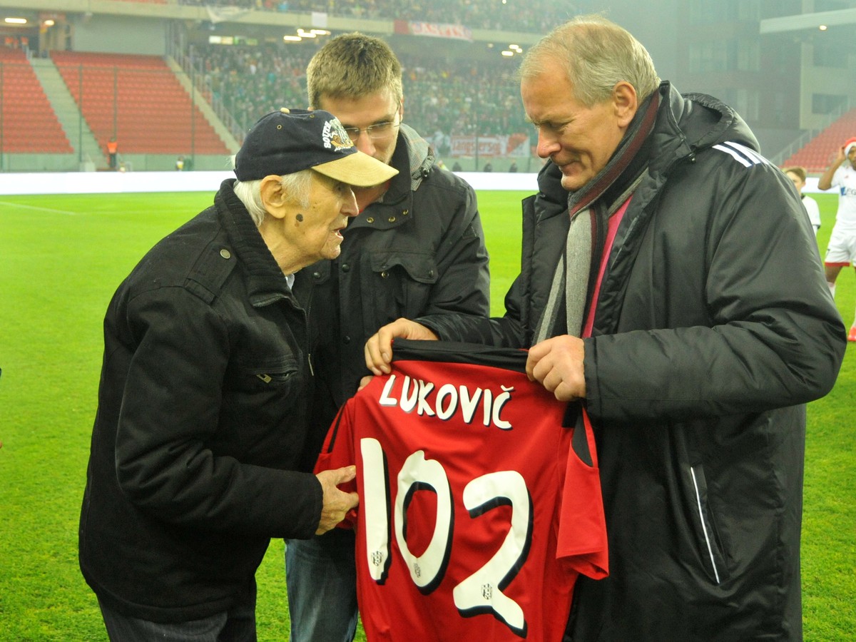 Najstarší občan mesta Trnava Jozef Lukovič dostáva k svojim 102. narodeninám dres pred šlágrom Trnavy s Trenčínom