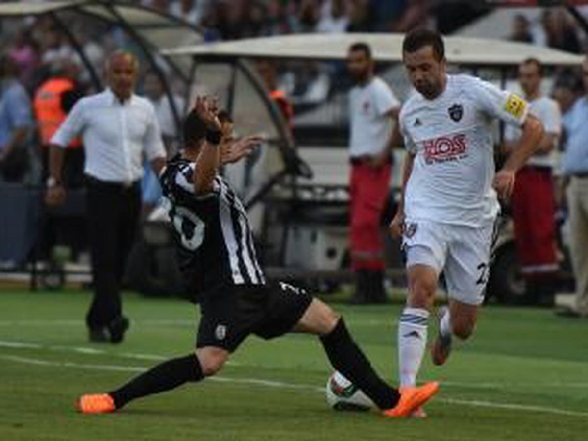 Emir Halilović a hráč Solúnu Kitsiou v súboji o loptu