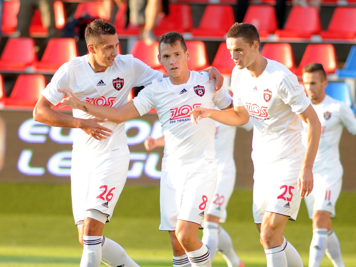 Ivan Schranz (vľavo), Martin Mikovič a Erik Sabo (vpravo) z FC Spartak Trnava počas odvety prvého predkola Európskej ligy s FC Hibernians (Malta)