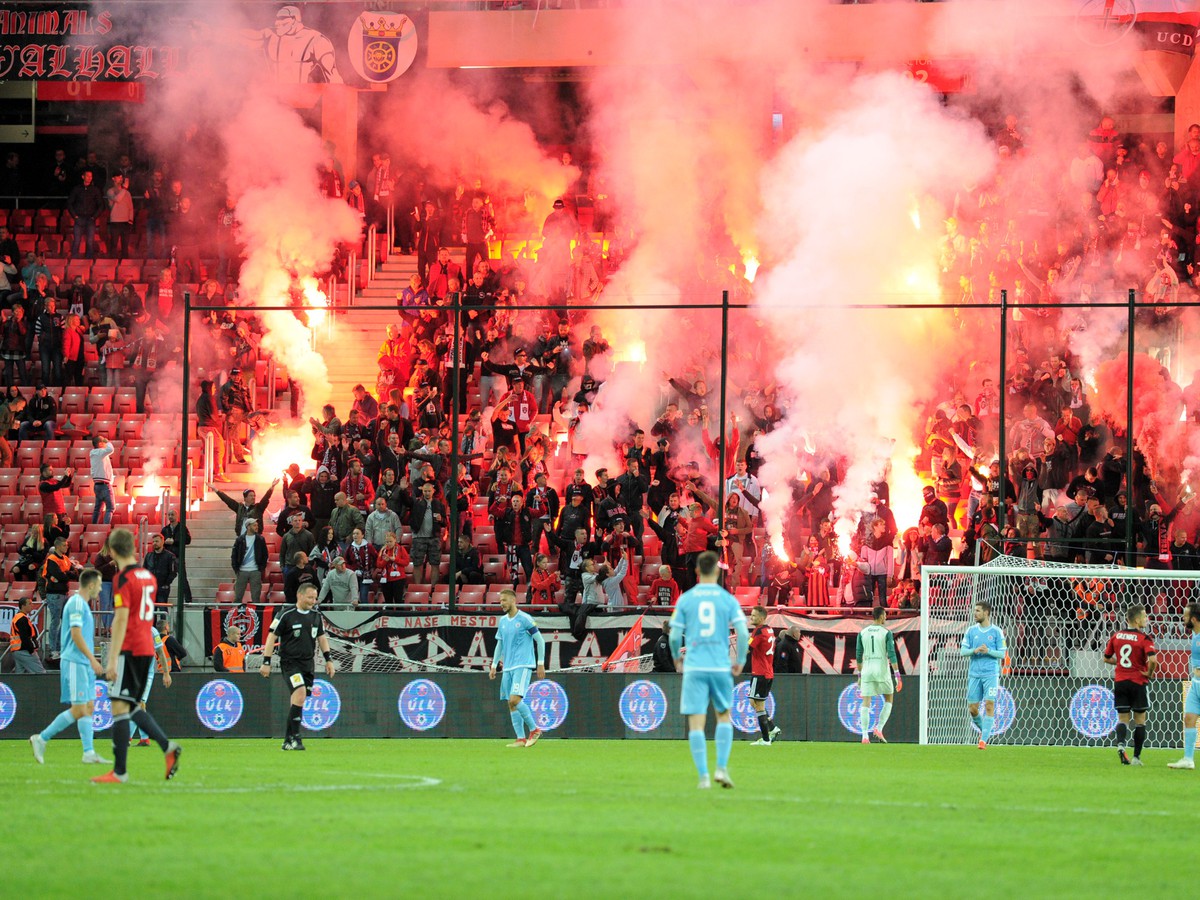 Horiace dymovnice na tribúne fanúšikov FC Spartak Trnava