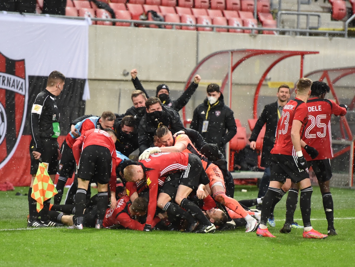 Na snímke radosť hráčov Trnavy po strelení víťazného gólu