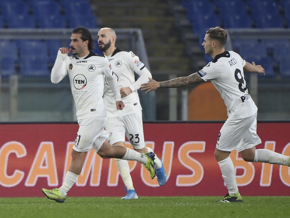 Vľavo hráč Spezie Daniele Verde oslavuje gól v 107. minúte v zápase osemfinále Talianskeho pohára