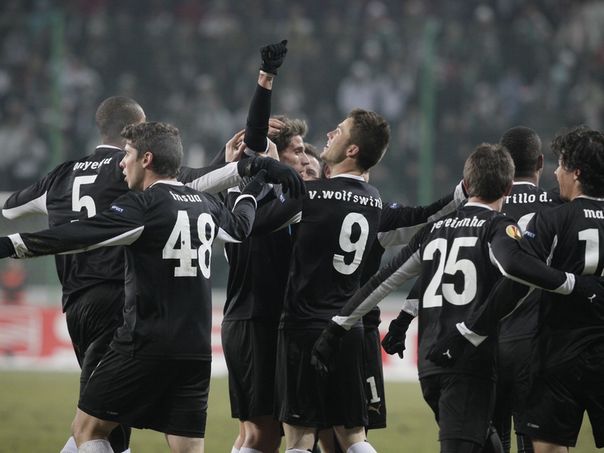 Gólová radosť hráčov Sportingu Lisabon po strelení gólu v úvodnom 16-finálovom súboji na pôde poľskej Legie Varšava (16.2.)