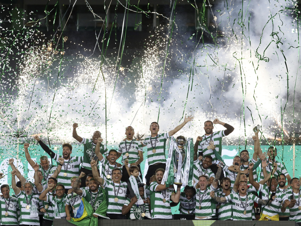 Kapitán Sportingu Lisabon Sebastián Coates dvíha nad hlavu majstrovskú trofej