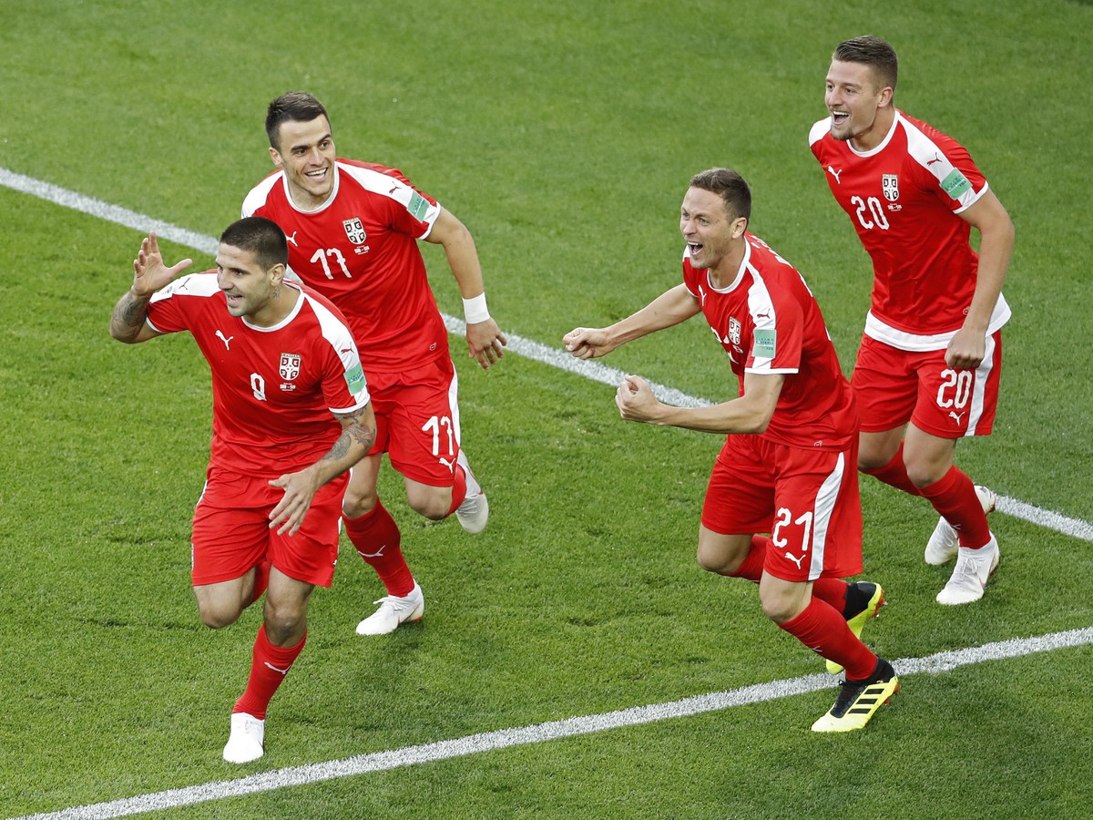 Aleksandar Mitrovič so spoluhráčmi oslavujú gól