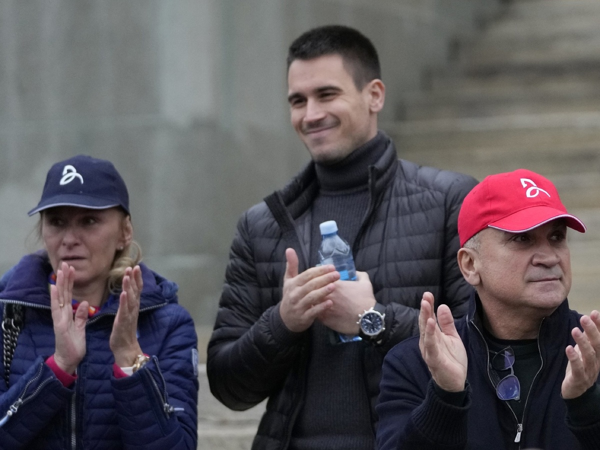 Srdan Djokovič (vpravo), otec srbského tenistu Novaka Djokoviča, brat Djordje a matka Dijana Djokovičová počas protestu  6. januára 2022 v Belehrade.