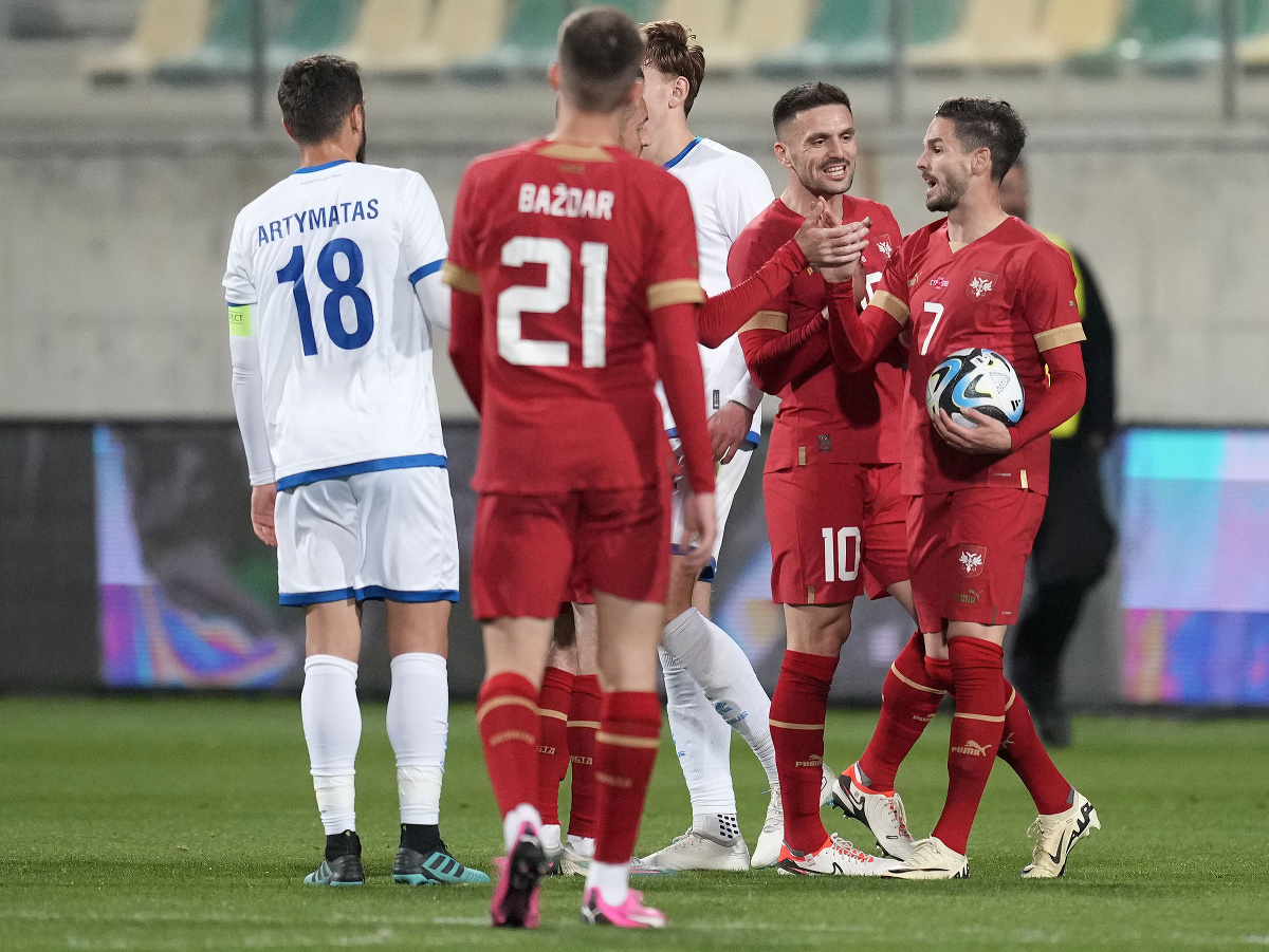Srbskí futbalisti oslavujú gól