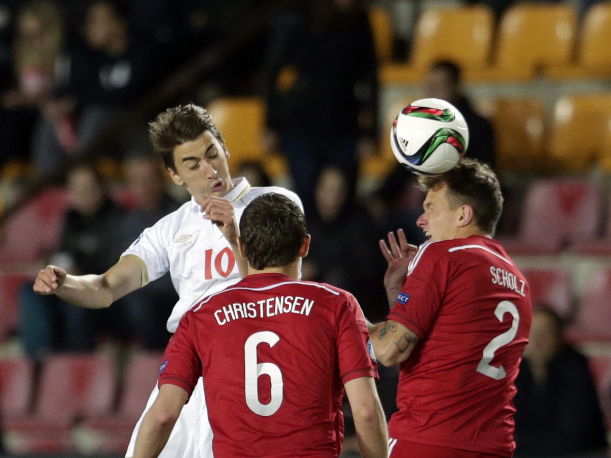 Filip Djuričič v súboji o loptu s dvomi dánskymi hráčmi