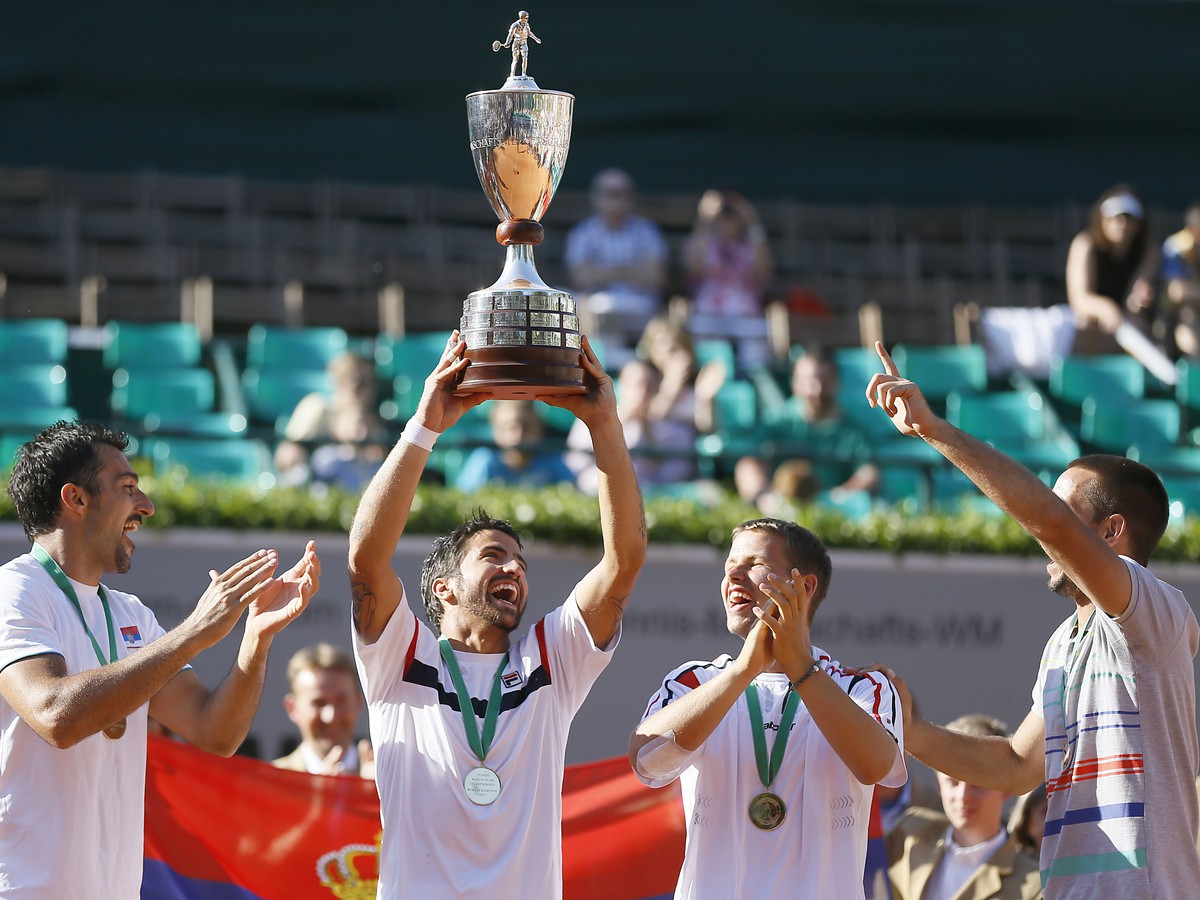 Hráči Srbska s trofejou pre víťazov Svetového pohára