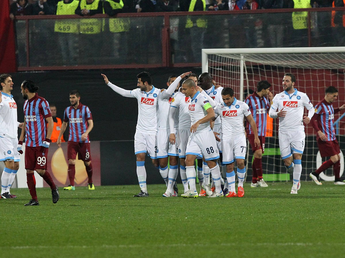 Futbalisti Neapolu oslavujú gól proti tureckému Trabzonsporu
