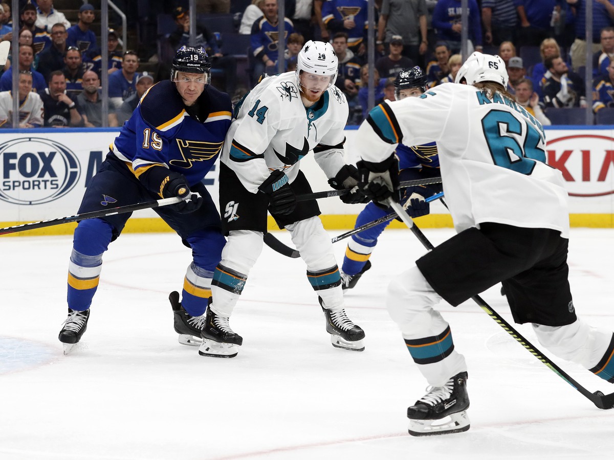 Obranca San Jose Sharks Erik Karlsson skóruje víťazný gól proti St. Louis Blues