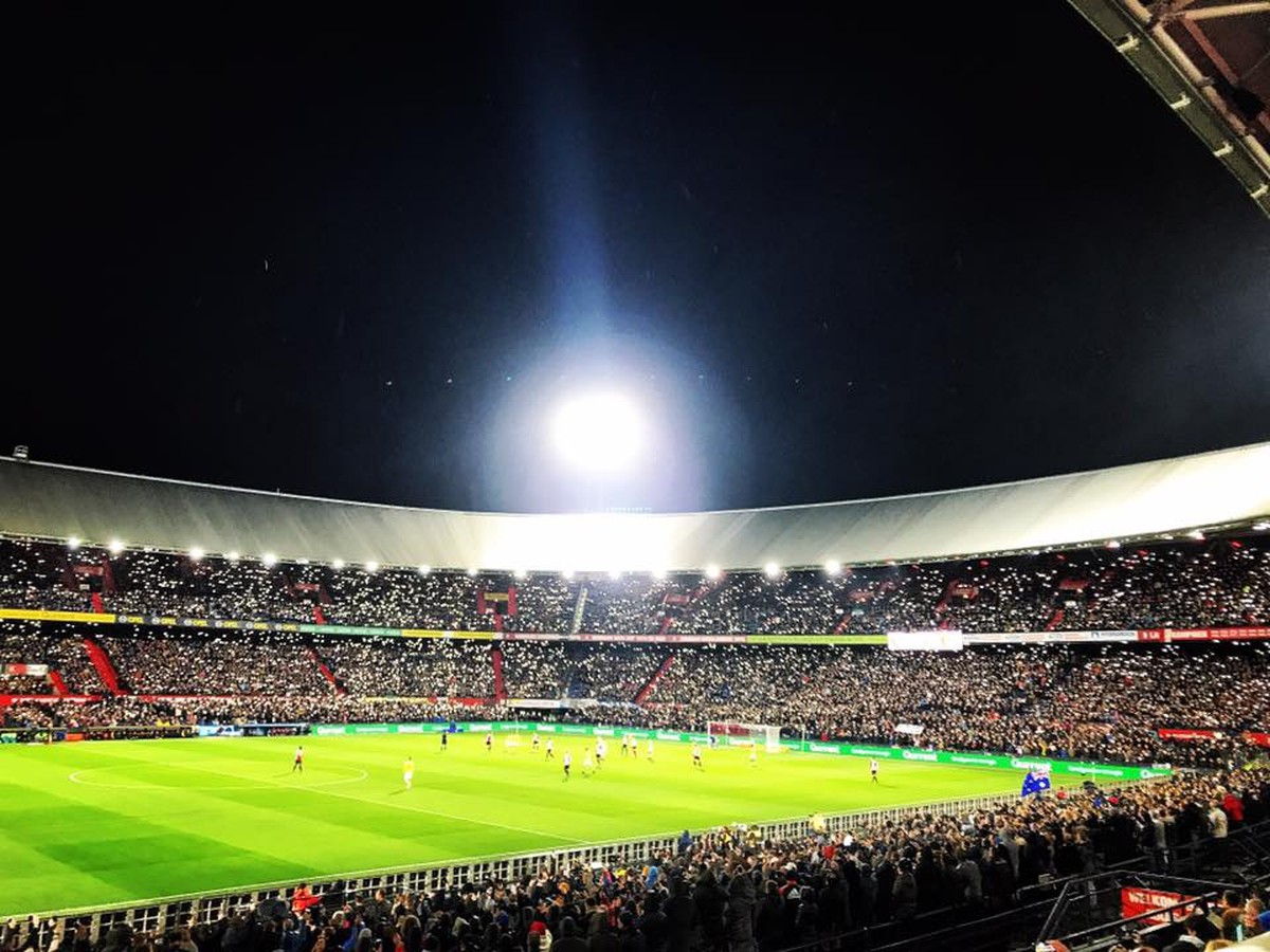 Fanúšikovia Feyenoordu svojmu brankárovi zaspievali k 6. výročiu smrti jeho syna You'll Never Walk Alone