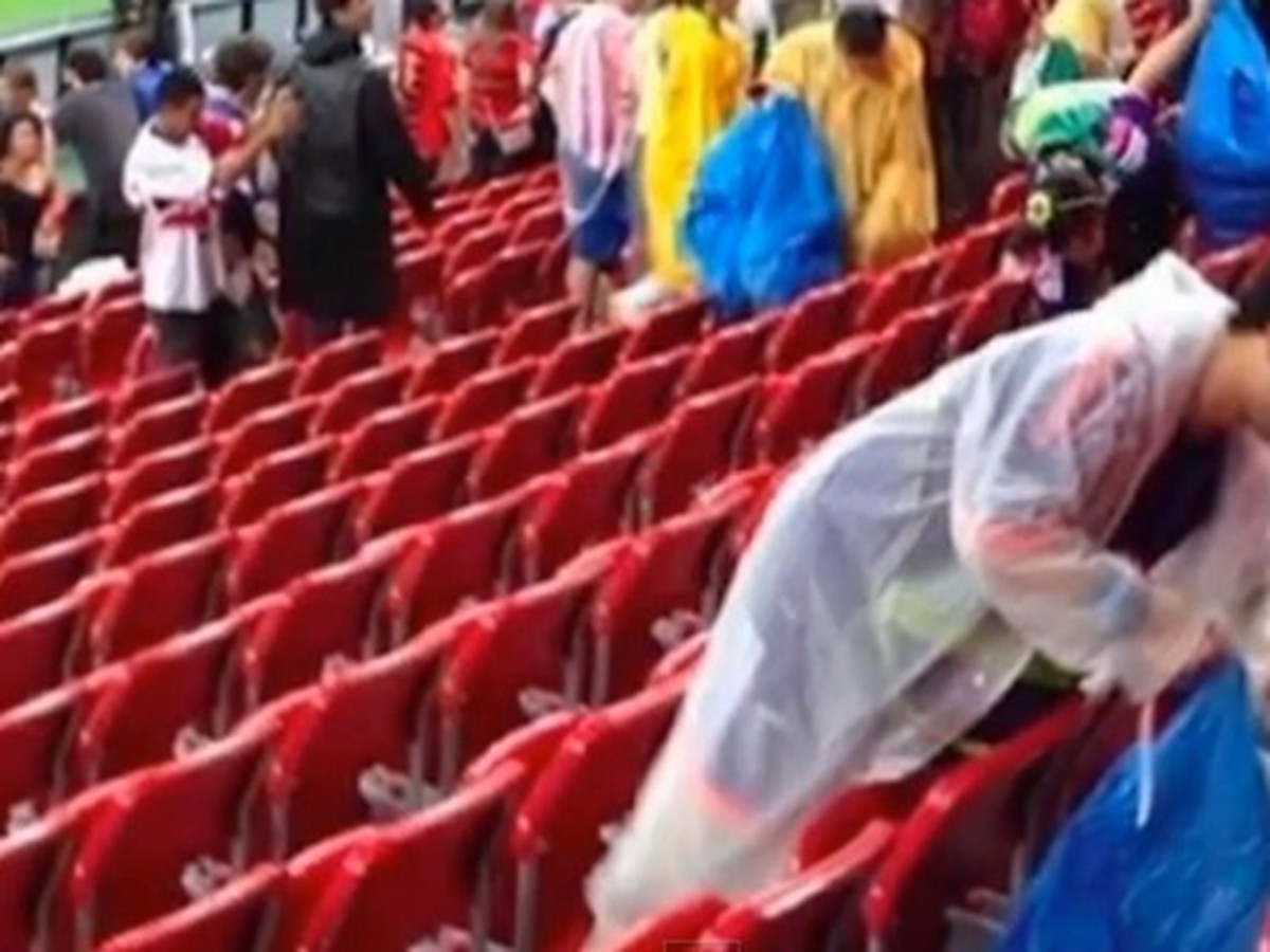 Japonskí fanúšikovia upratovali štadión v Recife