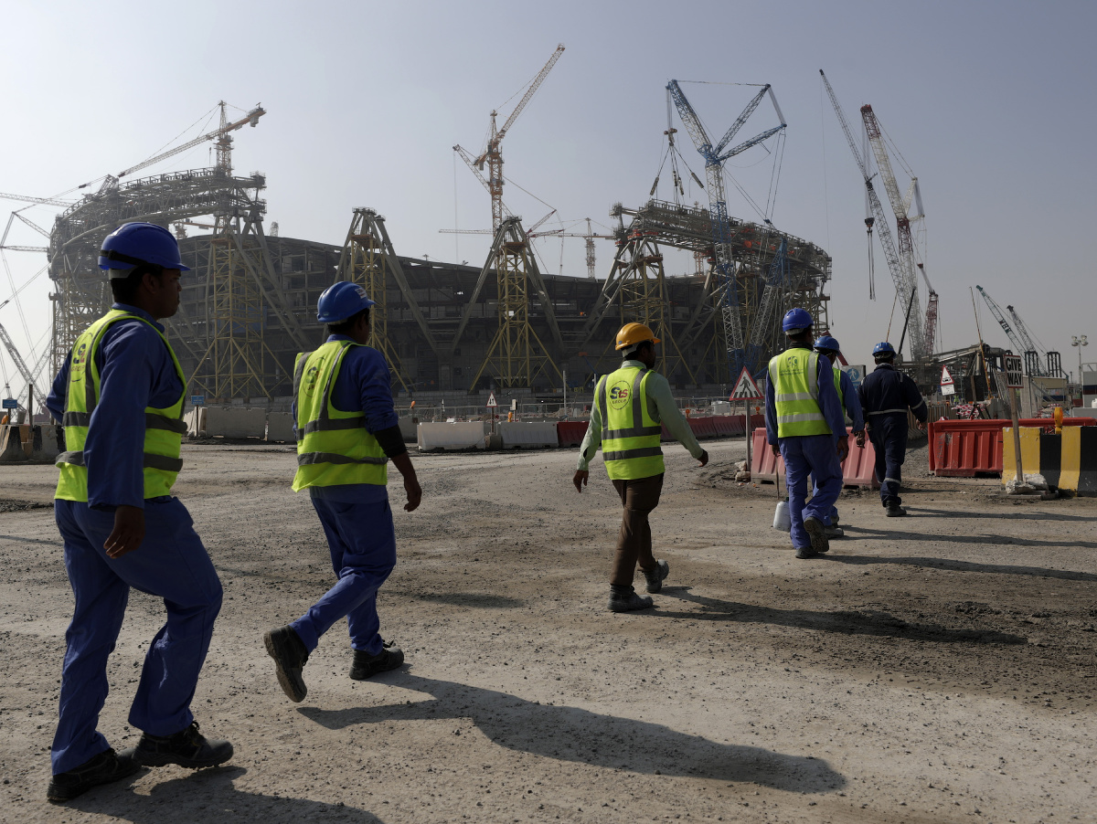 Robotníci pracujúci na stavbe štadonu pre MS vo futbale v Katare