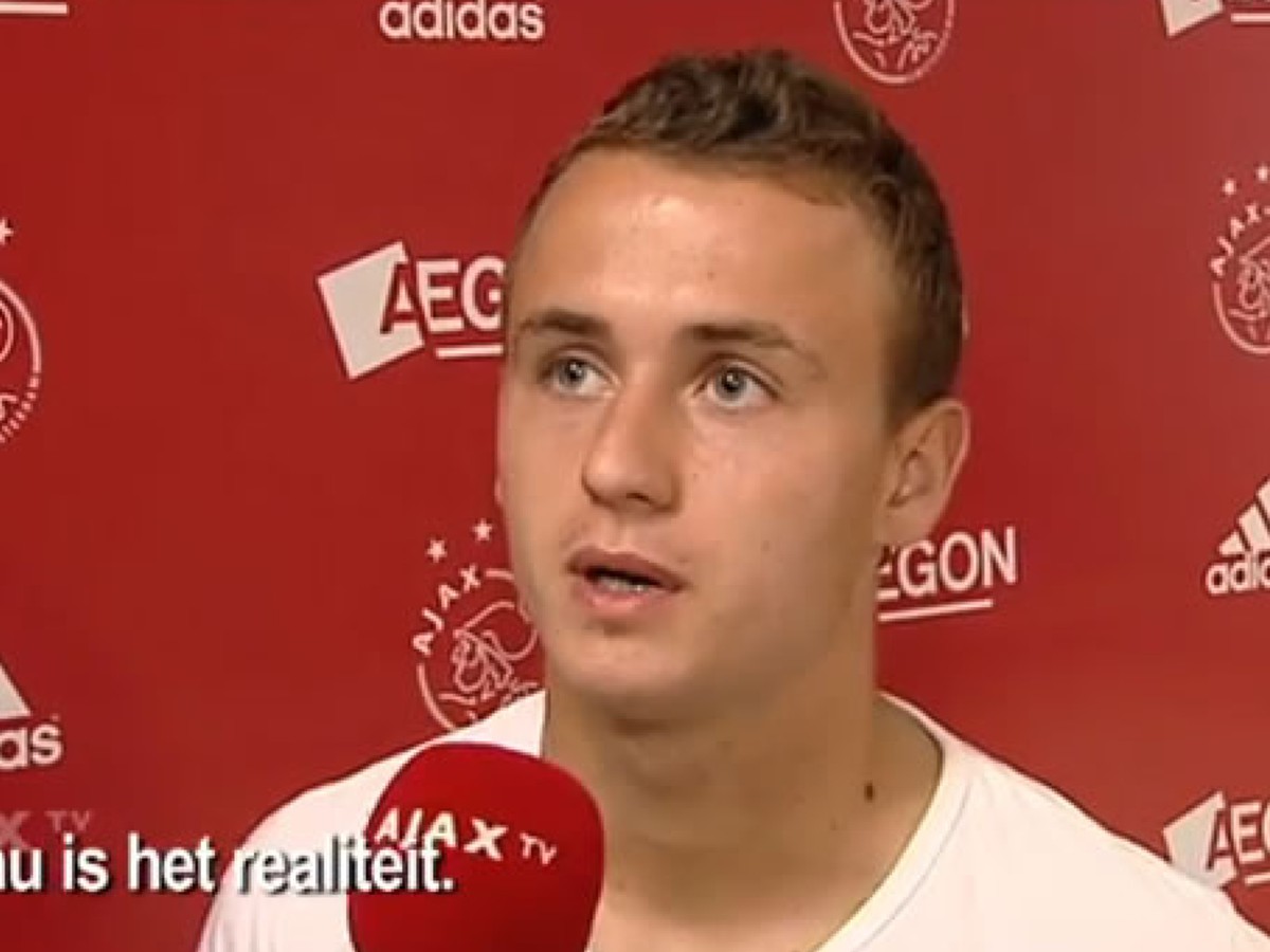 Stanislav Lobotka počas rozhovoru s televízou Ajaxu Amsterdam