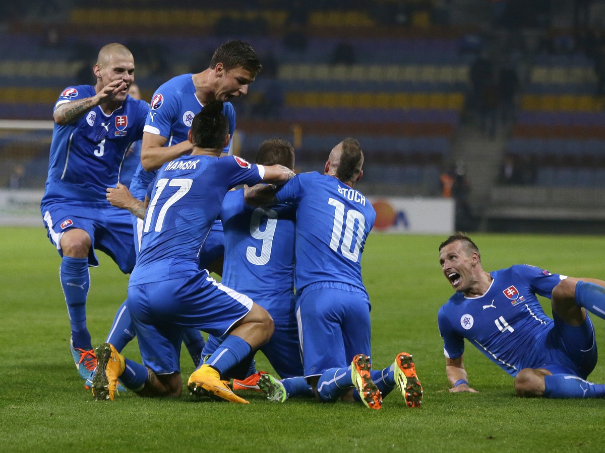 Stanislav Šesták so spoluhráčmi oslavuje svoj gól