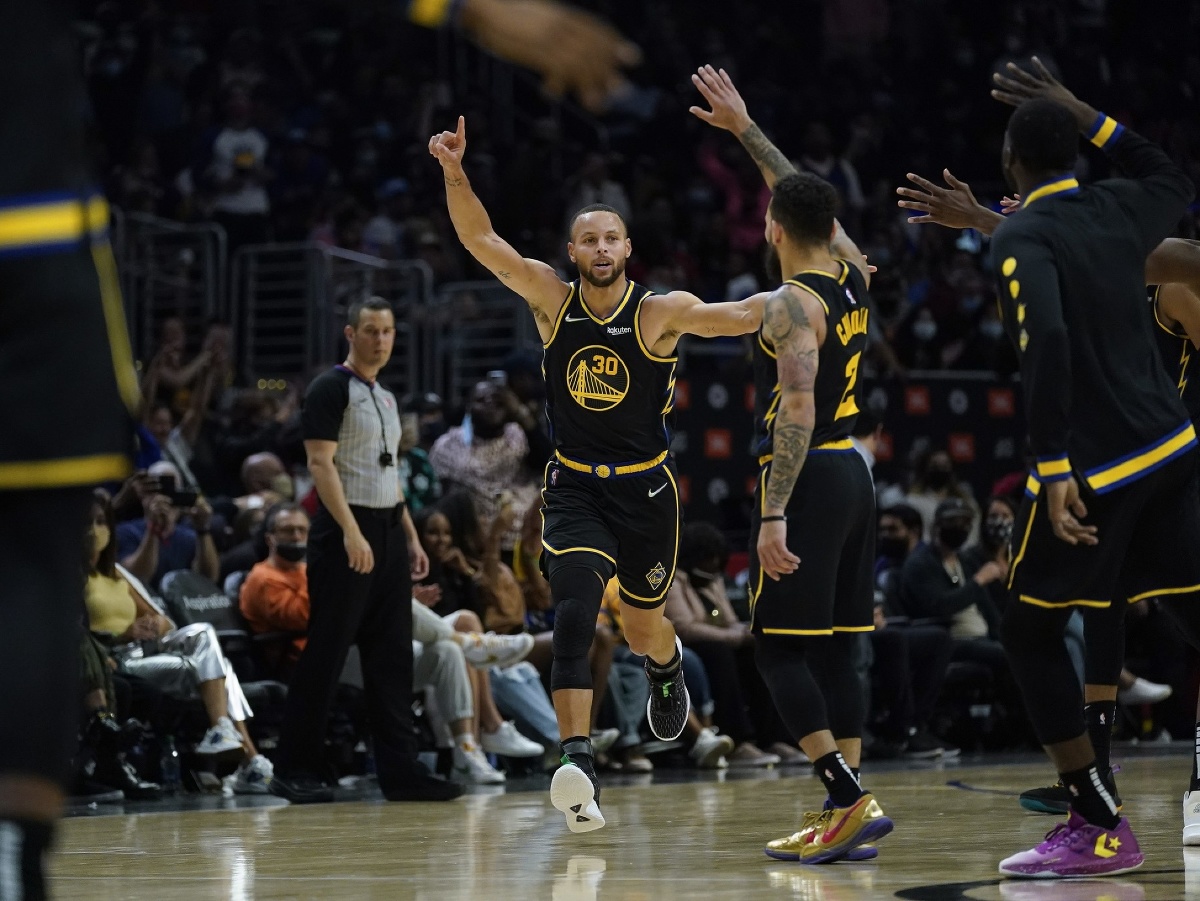 Basketbalista Stephen Curry z Golden State Warriors sa teší počas zápasu zámorskej NBA