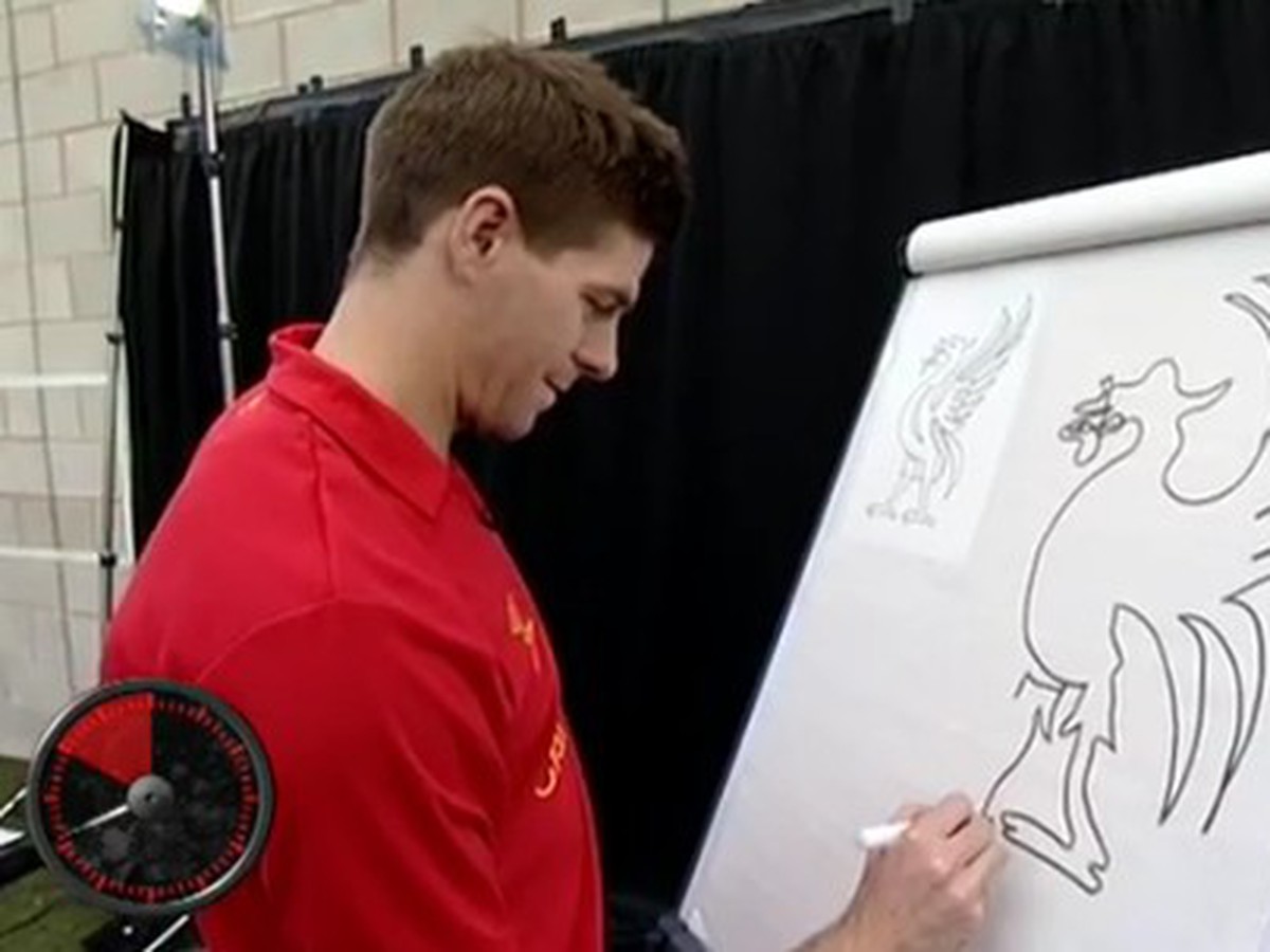 Steven Gerrard pri kreslení symbolu Liverpoolu