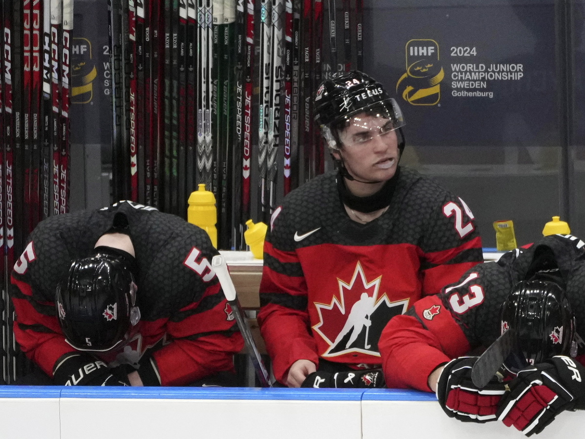 Sklamaní kanadskí hokejisti zľava Oliver Bonk, Denton Mateychuk a Maveric Lamoureux reagujú po prehre s Českom