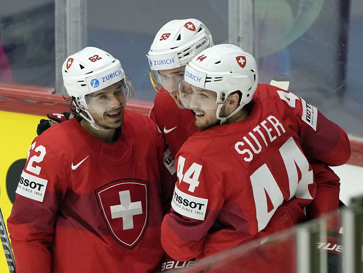 Dario Simion, Denis Malgin a Pius Suter oslavujú gól Švajčiarska