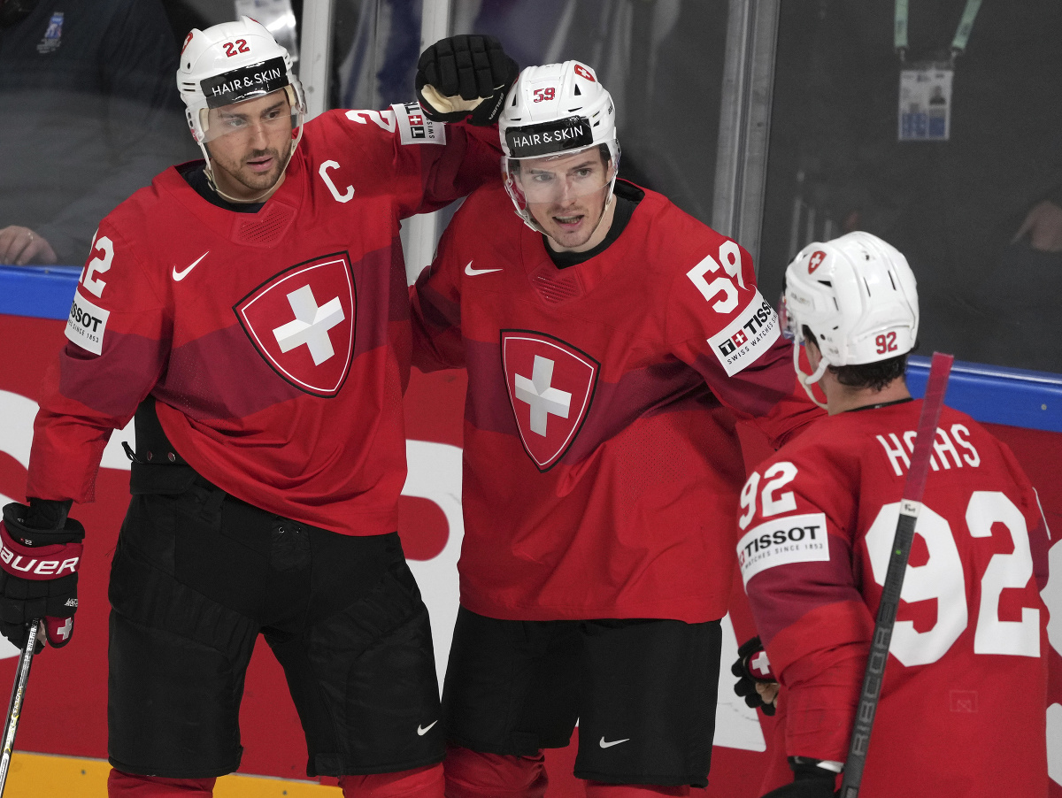 Švajčiarski hokejisti sa tešia z gólu proti Slovinsku na MS 2023