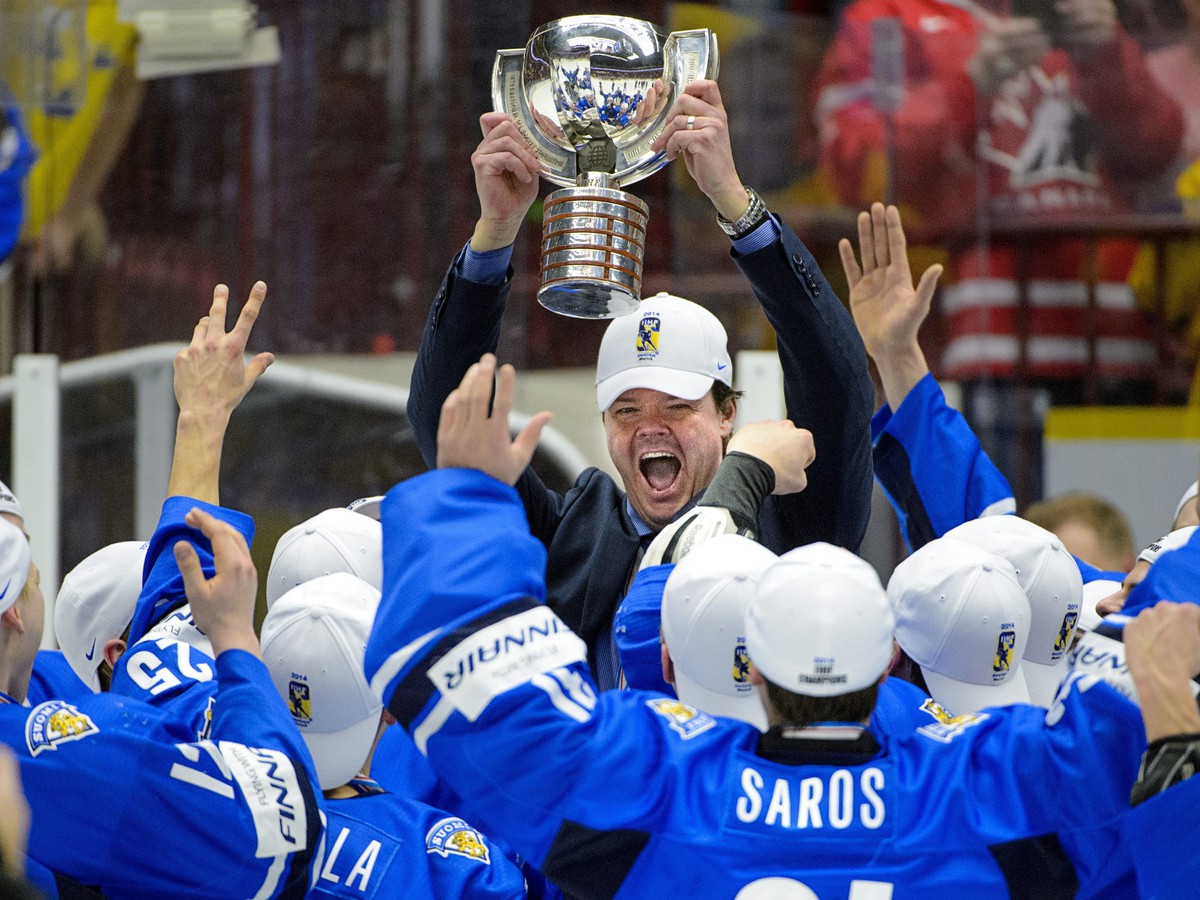 Kouč fínskych mladíkov Karri Kivi (s trofejou) oslavuje so svojimi zverencami zisk majstrovského titulu