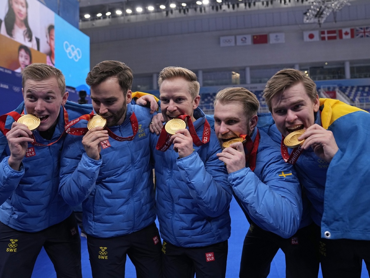 Reprezentanti Švédska v curlingu vybojovali zlaté medaily na ZOH 2022 v Pekingu