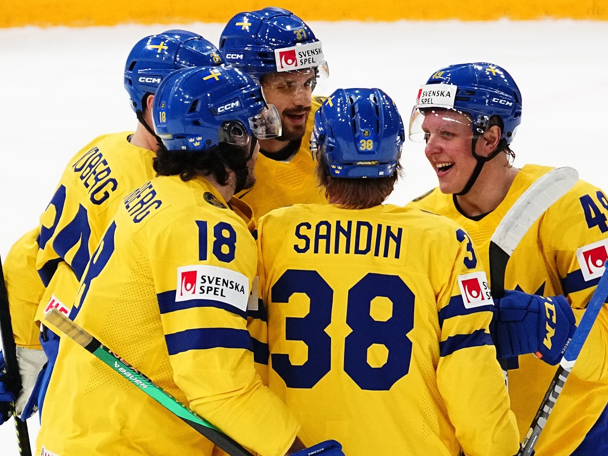 Na snímke druhý zľava švédsky útočník Dennis Everberg oslavuje so spoluhráčmi tretí gól v zápase základnej A-skupiny MS 2023 v ľadovom hokeji Maďarsko - Švédsko
