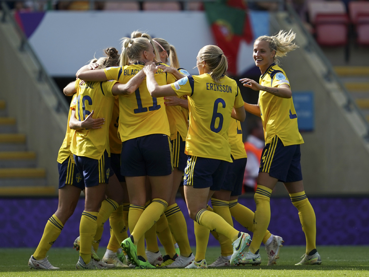 Švédske futbalistky sa tešia z gólu