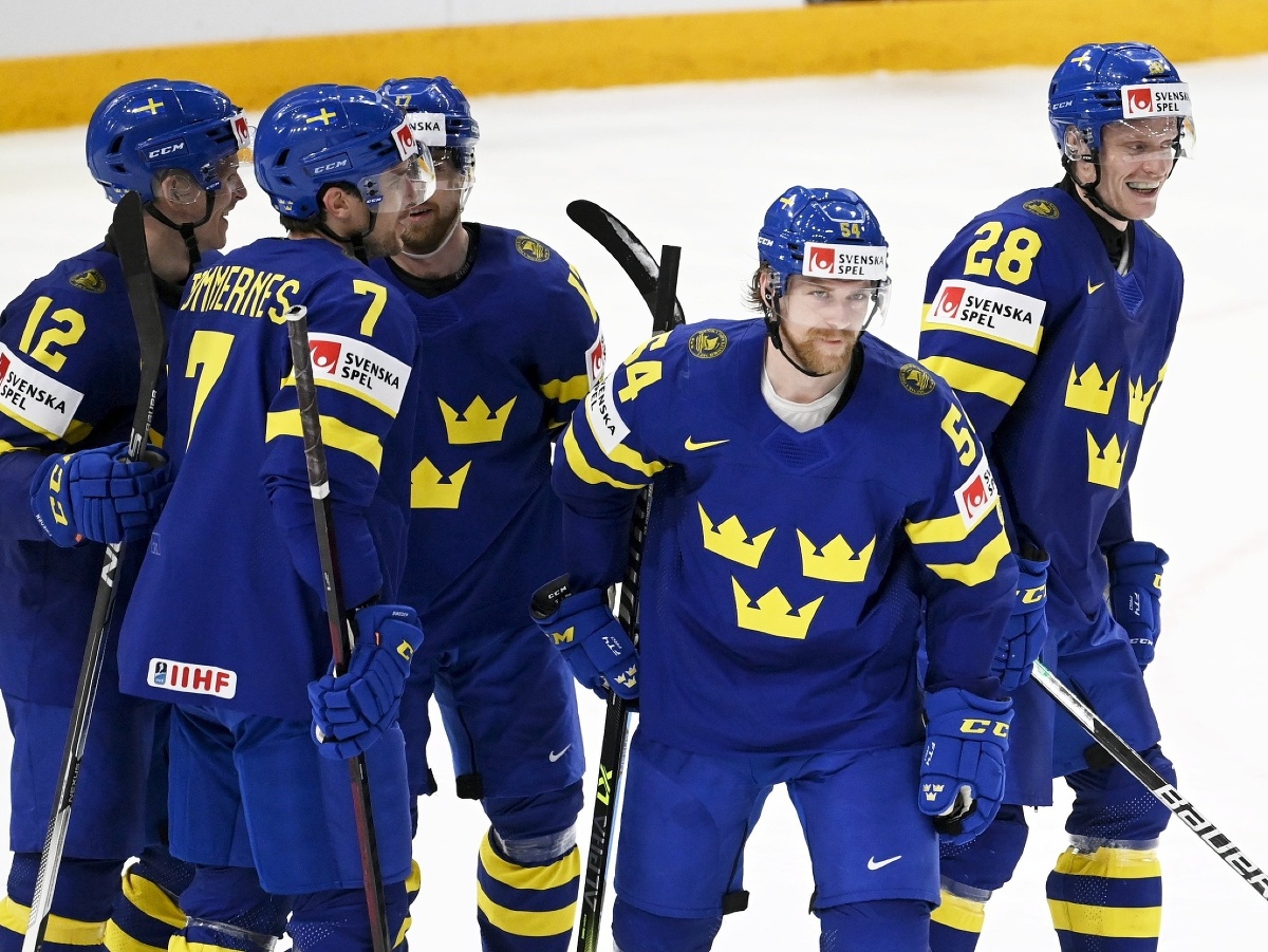 Max Friberg, Henrik Tommernes, Oskar Lang, Anton Lindholm a Anton Bengtsson oslavujú gól Švédska