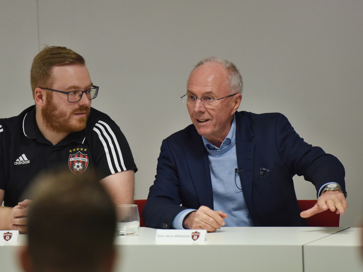 Na snímke vpravo tréner Sven-Göran Eriksson na stretnutí s trénermi mládeže počas návštevy Štadióna Antona Malatinského v Trnave