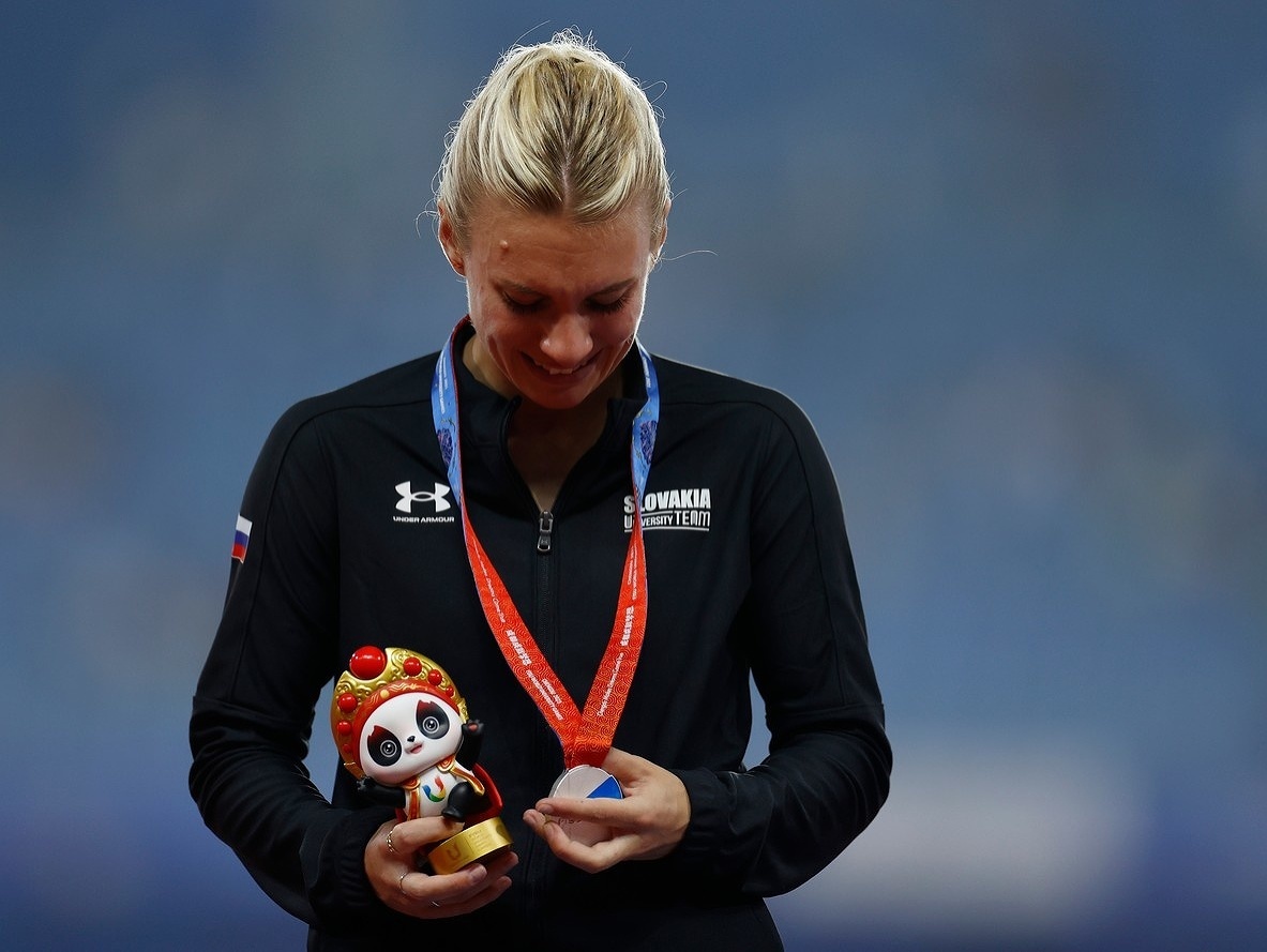 Slovenská atlétka Viktória Forsterová plače pri zisku striebornej medaily na Svetovej univerziáde