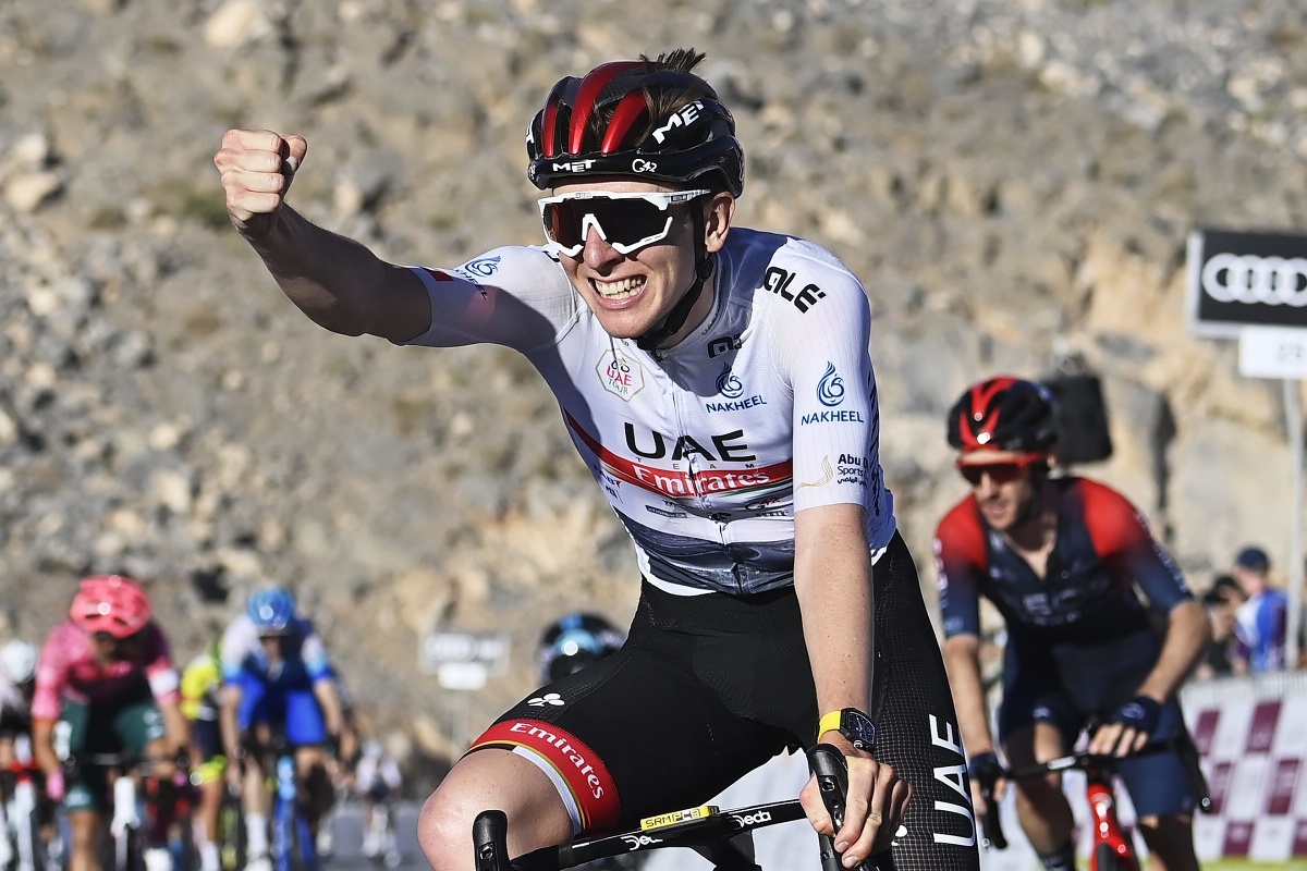 Slovinský cyklista Tadej Pogačar z tímu UAE Team Emirates víťazí v 4. etape pretekov Okolo SAE na trati Fujairah Fort - Jebel Jais v saudskoarabskom meste Jebel Jais