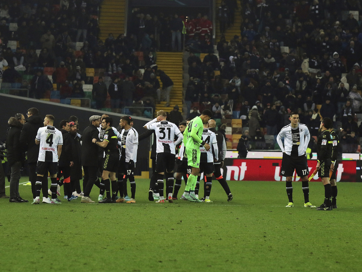 Prerušený súboj Udinese s AC Miláno po rasistických urážkach na adresu brankára Mikea Maignana